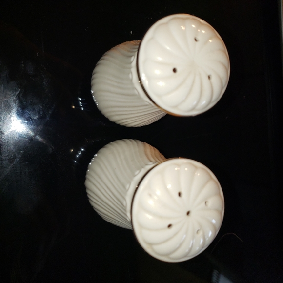 Salt and Pepper shaker - Picture 2 of 3